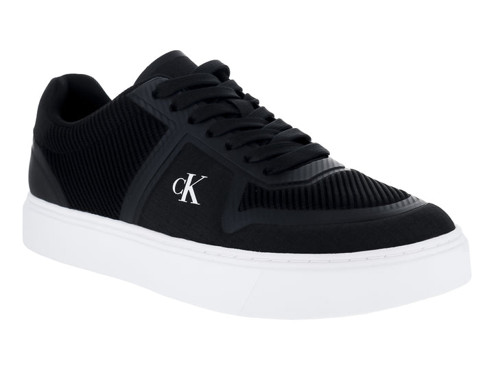 Tenis Calvin Klein color negro con suela blanca y logotipo CK blanco en el lateral.
