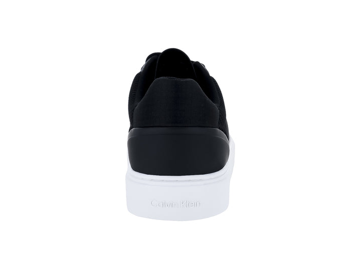 Tenis Calvin Klein color negro con suela blanca y logotipo CK blanco en el lateral.