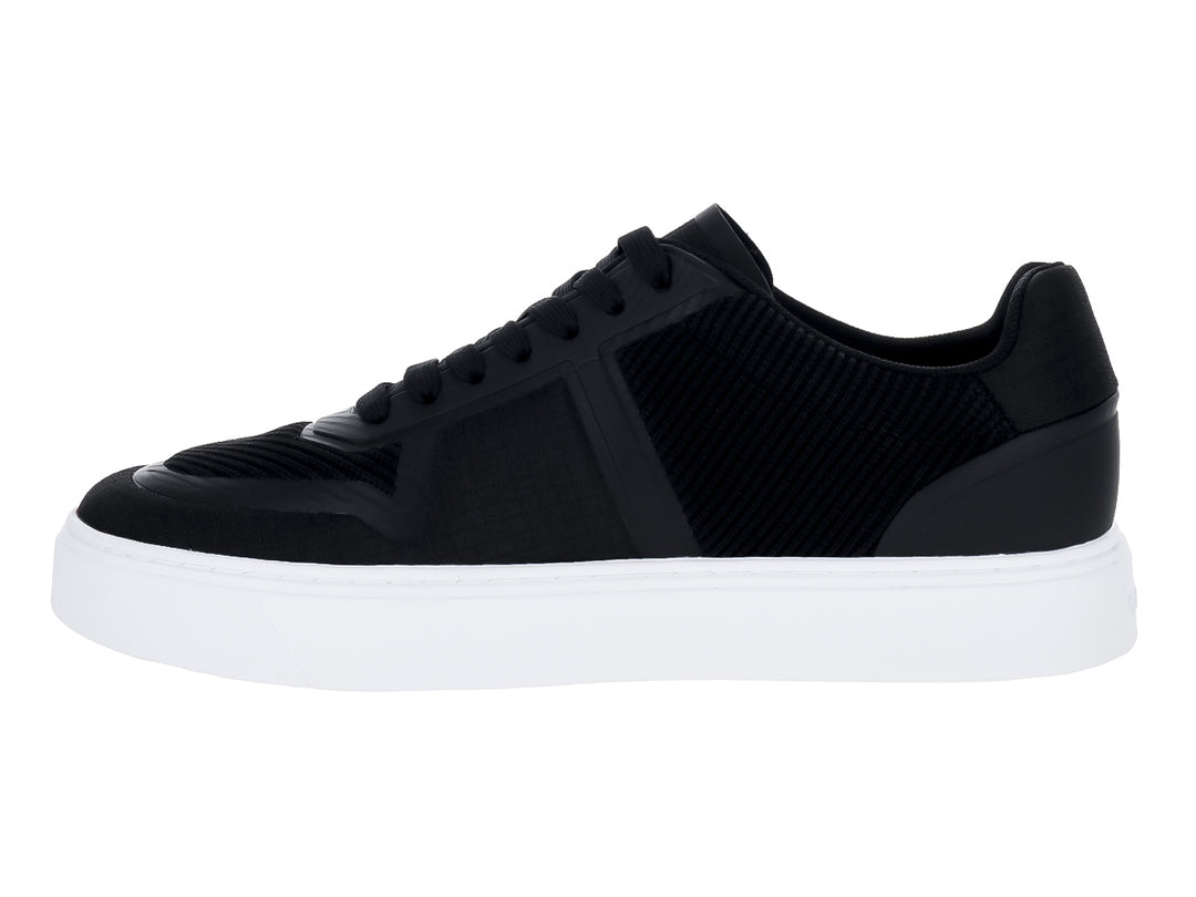 Tenis Calvin Klein color negro con suela blanca y logotipo CK blanco en el lateral.