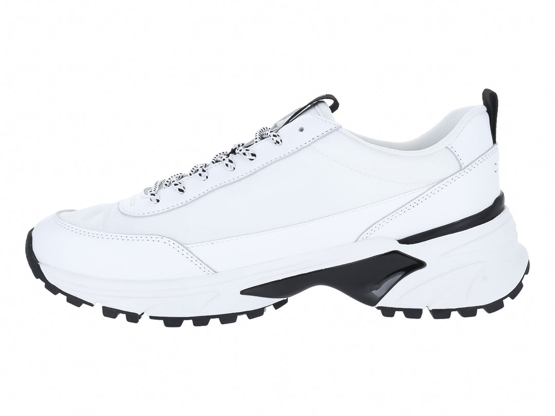 Tenis blancos Calvin Klein con detalles en negro y suela gruesa.