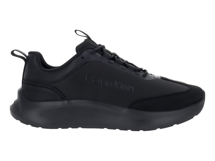 Tenis deportivos Calvin Klein de color negro con suela gruesa y acabado mate.