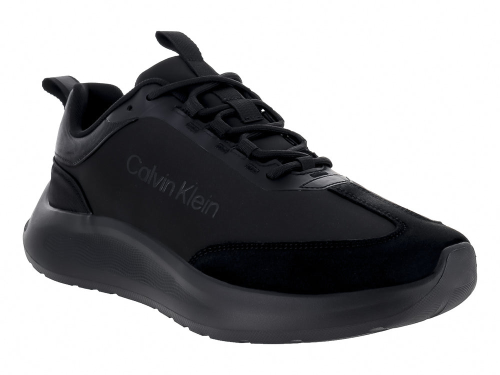 Tenis deportivos Calvin Klein de color negro con suela gruesa y acabado mate.