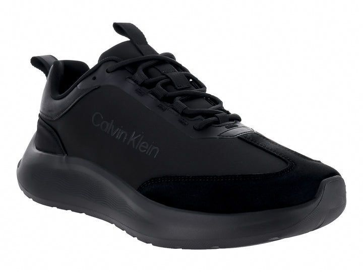 Tenis deportivos Calvin Klein de color negro con suela gruesa y acabado mate.