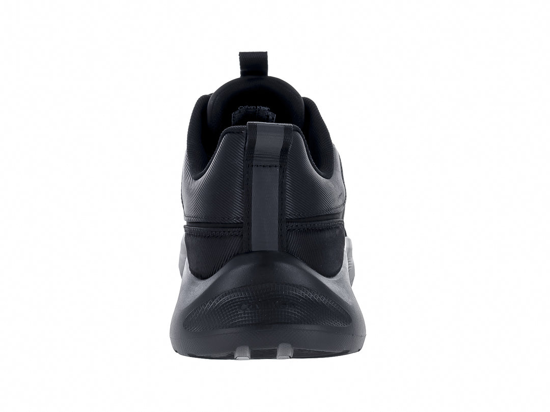 Tenis deportivos Calvin Klein de color negro con suela gruesa y acabado mate.