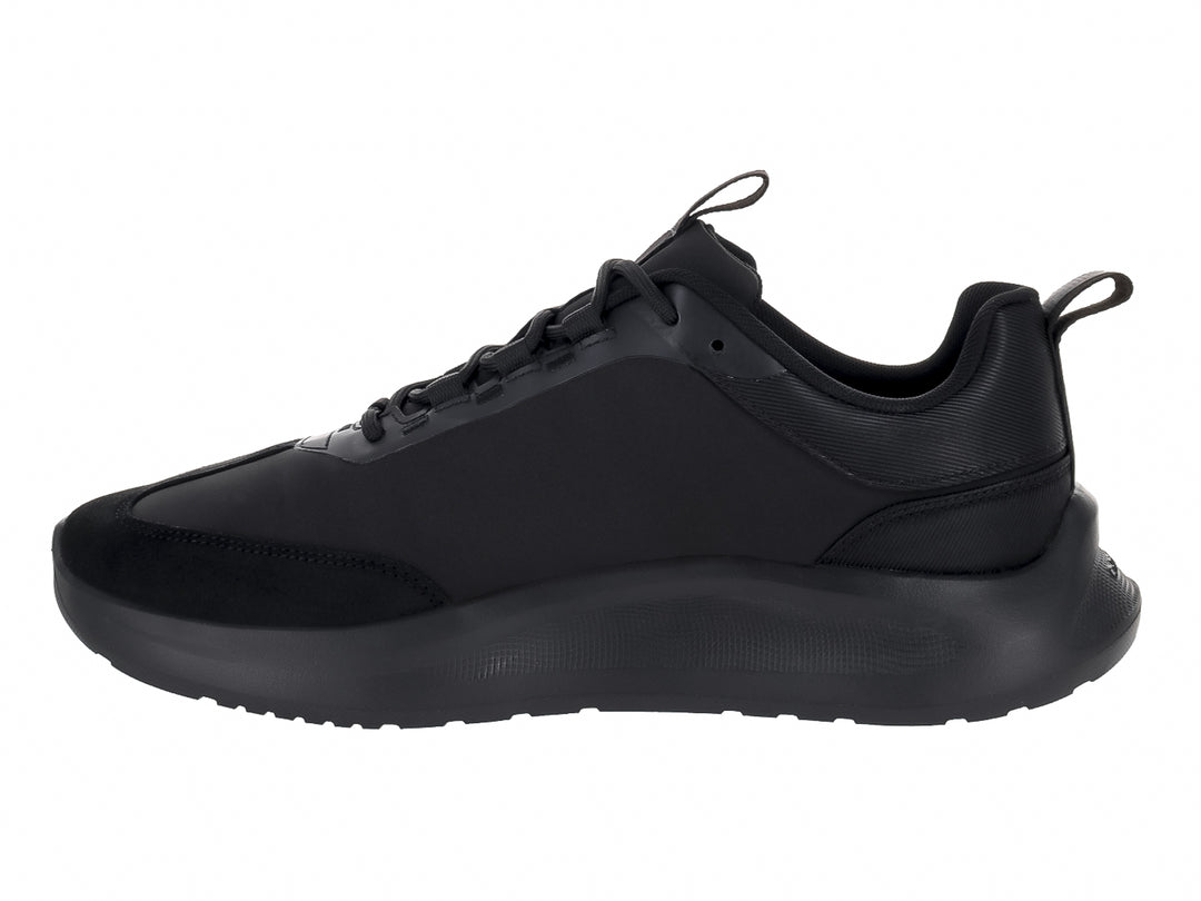 Tenis deportivos Calvin Klein de color negro con suela gruesa y acabado mate.