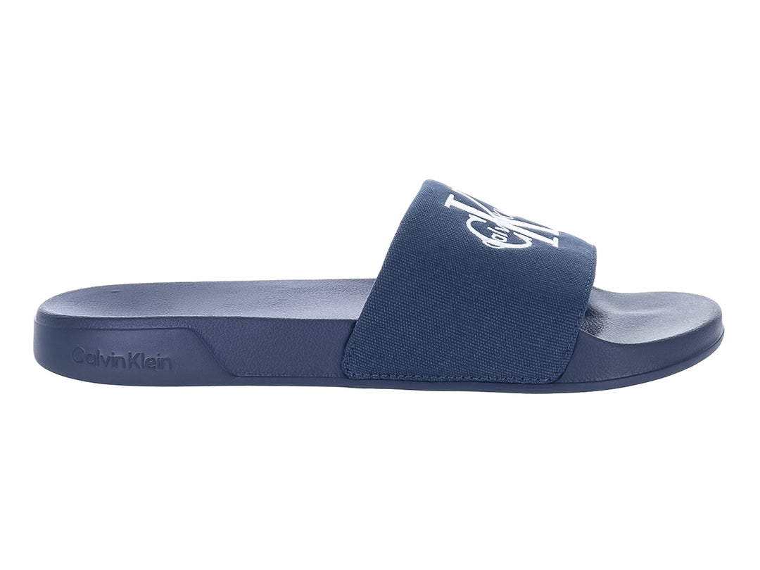 Sandalia deslizante Calvin Klein color azul marino con correa de tela y suela sintética.