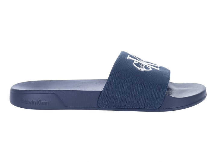 Sandalia deslizante Calvin Klein color azul marino con correa de tela y suela sintética.