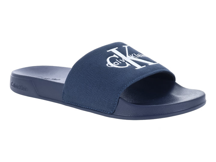 Sandalia deslizante Calvin Klein color azul marino con correa de tela y suela sintética.