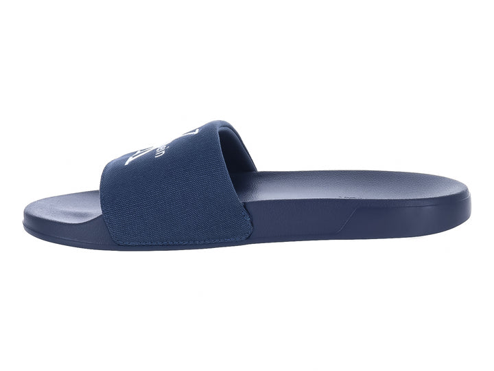 Sandalia deslizante Calvin Klein color azul marino con correa de tela y suela sintética.