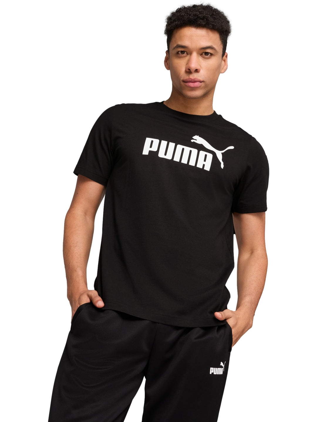 Hombre vistiendo una camiseta deportiva PUMA de color negro con logotipo blanco en el pecho.