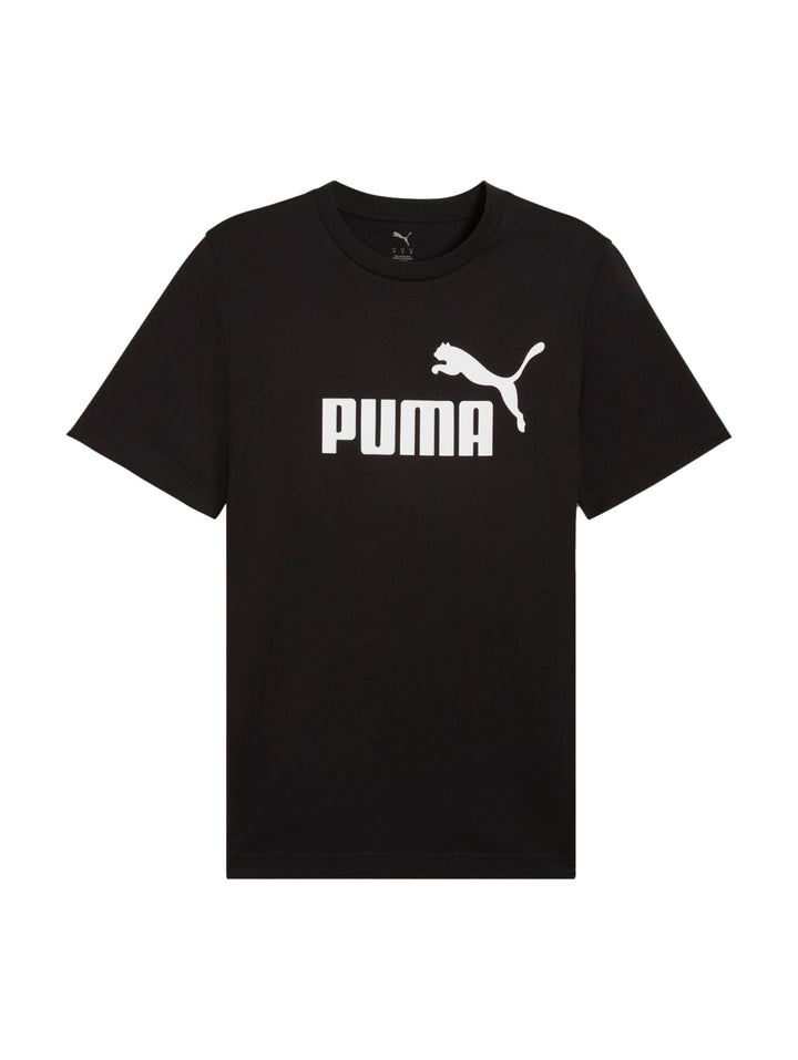 Hombre vistiendo una camiseta deportiva PUMA de color negro con logotipo blanco en el pecho.