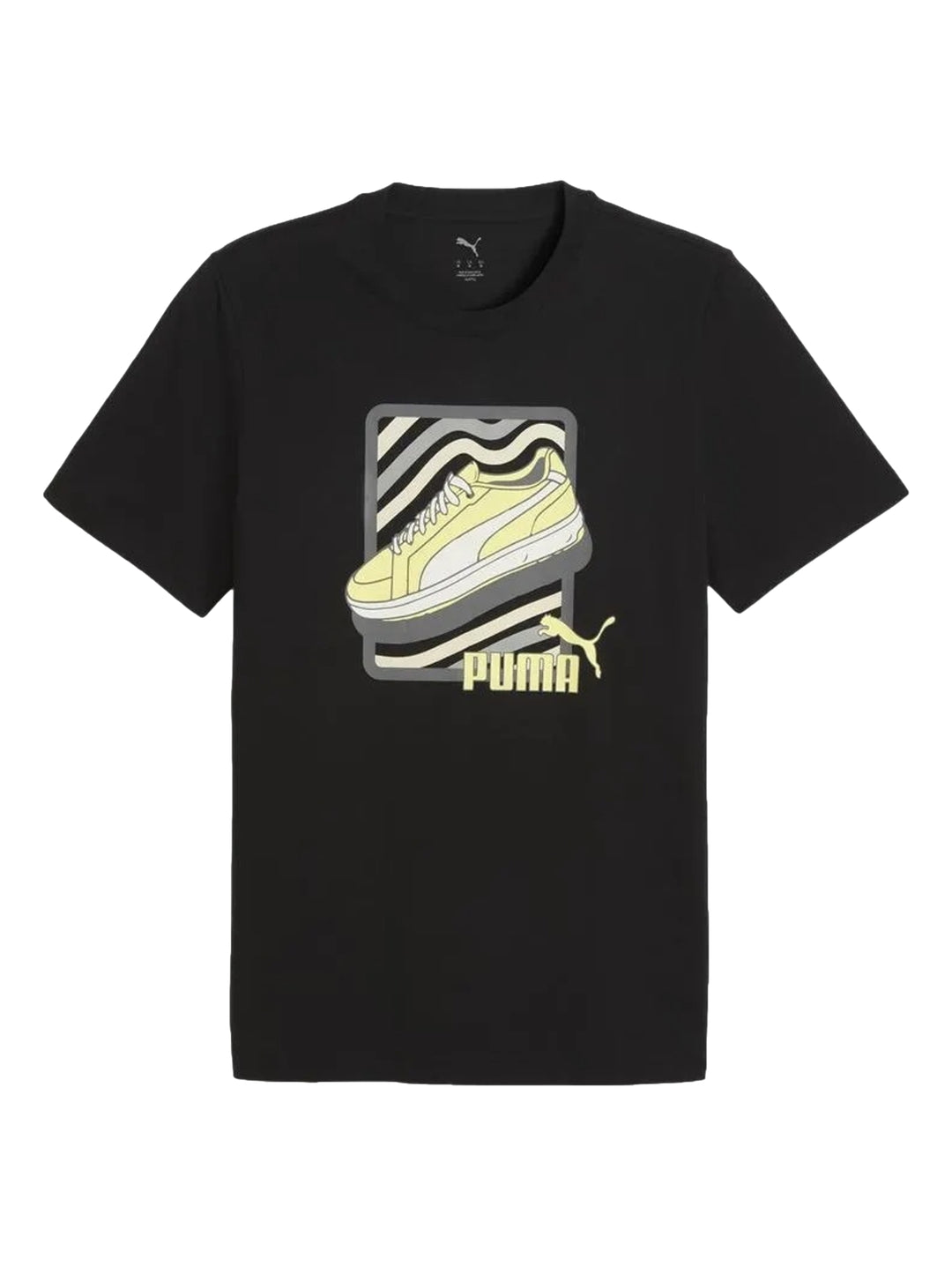 Hombre vistiendo una camiseta negra de PUMA con un gráfico de un tenis amarillo en el pecho.