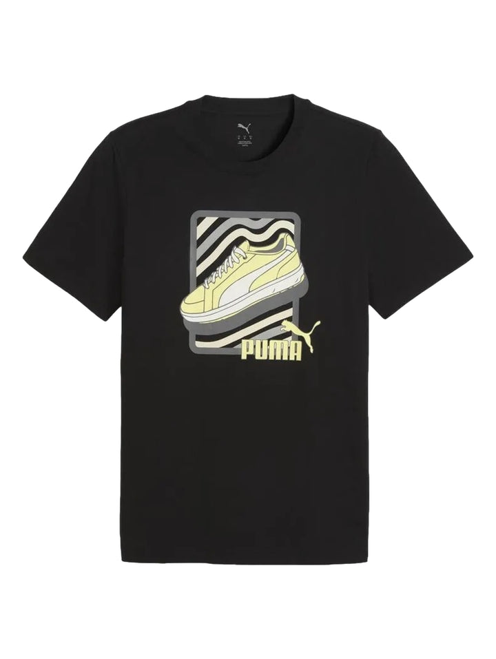 Hombre vistiendo una camiseta negra de PUMA con un gráfico de un tenis amarillo en el pecho.