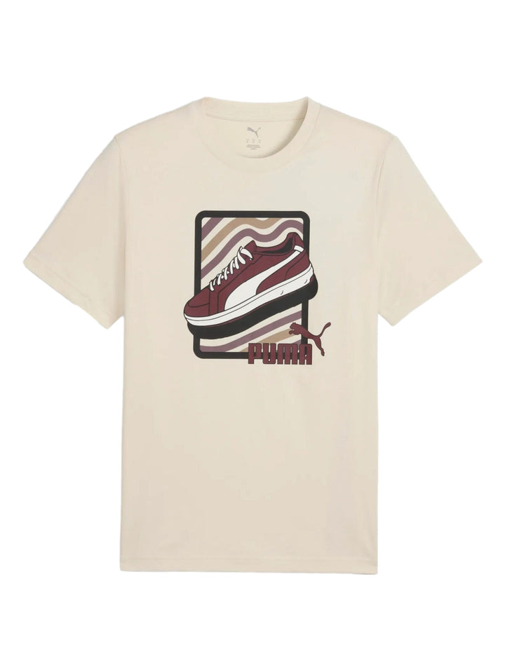 Hombre vistiendo camiseta PUMA color blanco hueso con gráfico de un tenis en el pecho.
