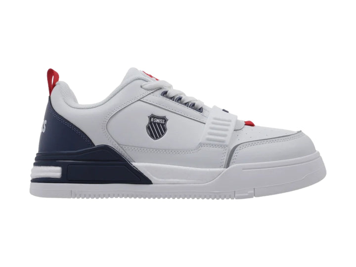 Tenis deportivos K-Swiss color blanco con detalles en azul marino y rojo.