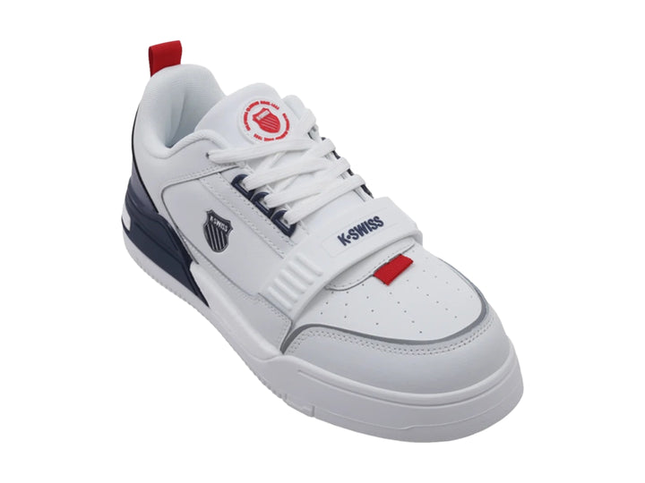 Tenis deportivos K-Swiss color blanco con detalles en azul marino y rojo.