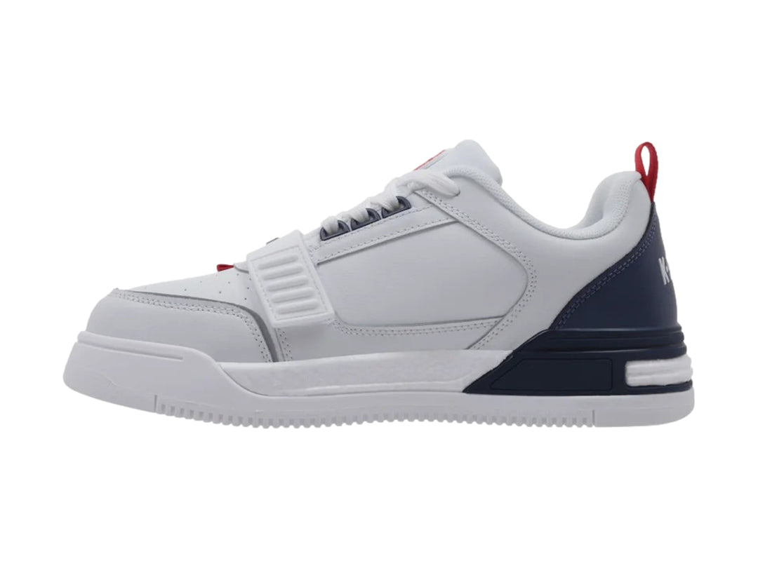 Tenis deportivos K-Swiss color blanco con detalles en azul marino y rojo.