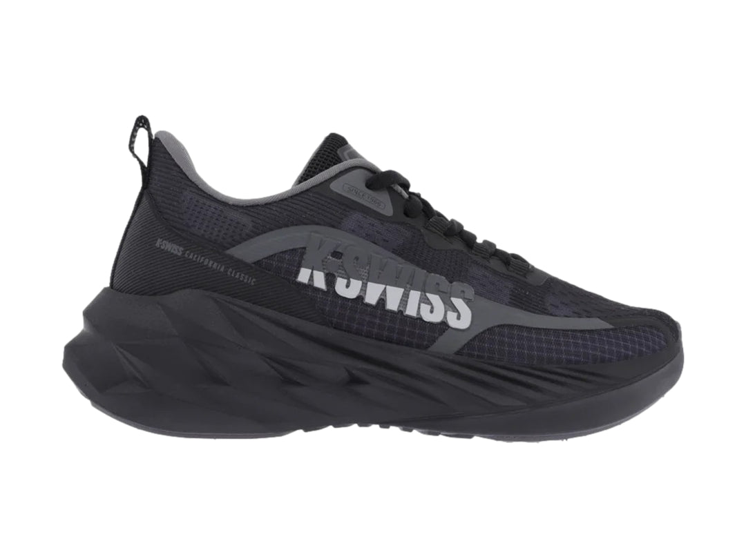 Tenis deportivos K-Swiss color negro con suela robusta y malla transpirable.