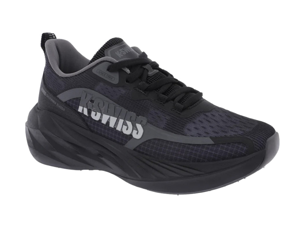 Tenis deportivos K-Swiss color negro con suela robusta y malla transpirable.