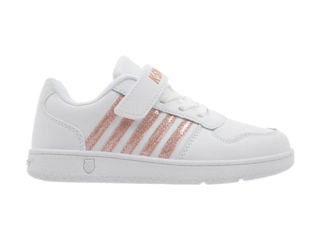 Tenis blancos K-Swiss con franjas brillantes en color oro rosa y cierre de velcro.