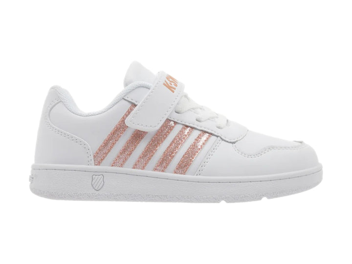 Tenis blancos K-Swiss con franjas brillantes en color oro rosa y cierre de velcro.