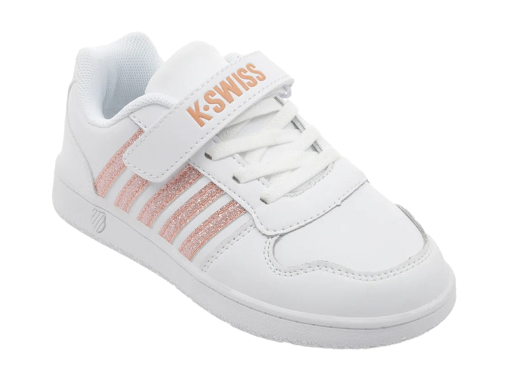 Tenis blancos K-Swiss con franjas brillantes en color oro rosa y cierre de velcro.