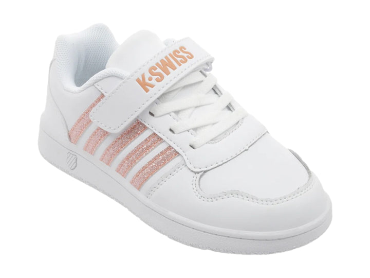 Tenis blancos K-Swiss con franjas brillantes en color oro rosa y cierre de velcro.