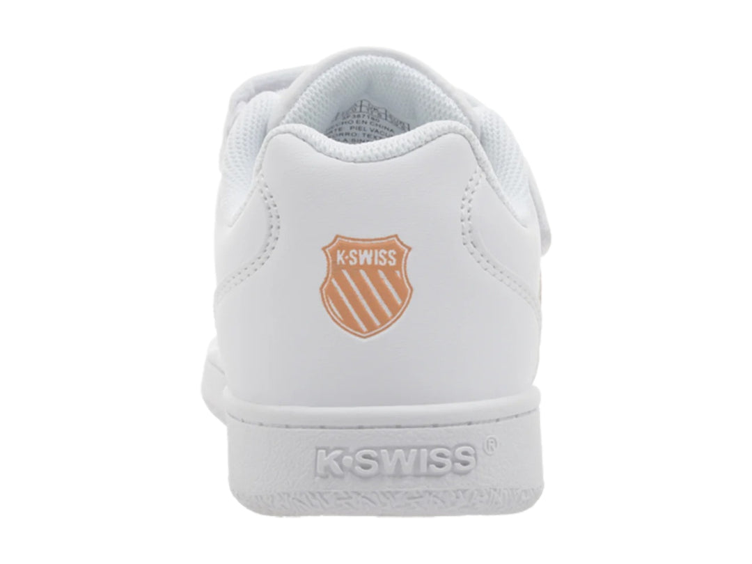 Tenis blancos K-Swiss con franjas brillantes en color oro rosa y cierre de velcro.