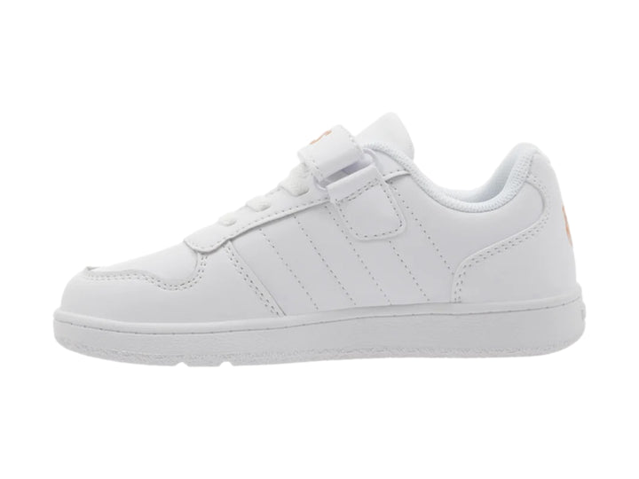 Tenis blancos K-Swiss con franjas brillantes en color oro rosa y cierre de velcro.