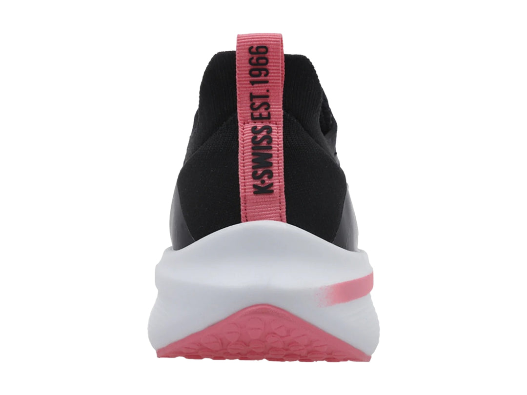 Tenis deportivos K-Swiss color negro con detalles en rosa y suela blanca.