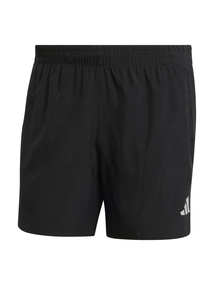 Hombre vistiendo shorts deportivos Adidas color negro para correr.