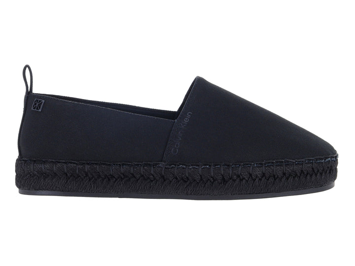 Alpargata Calvin Klein color negro con suela trenzada y diseño slip-on.