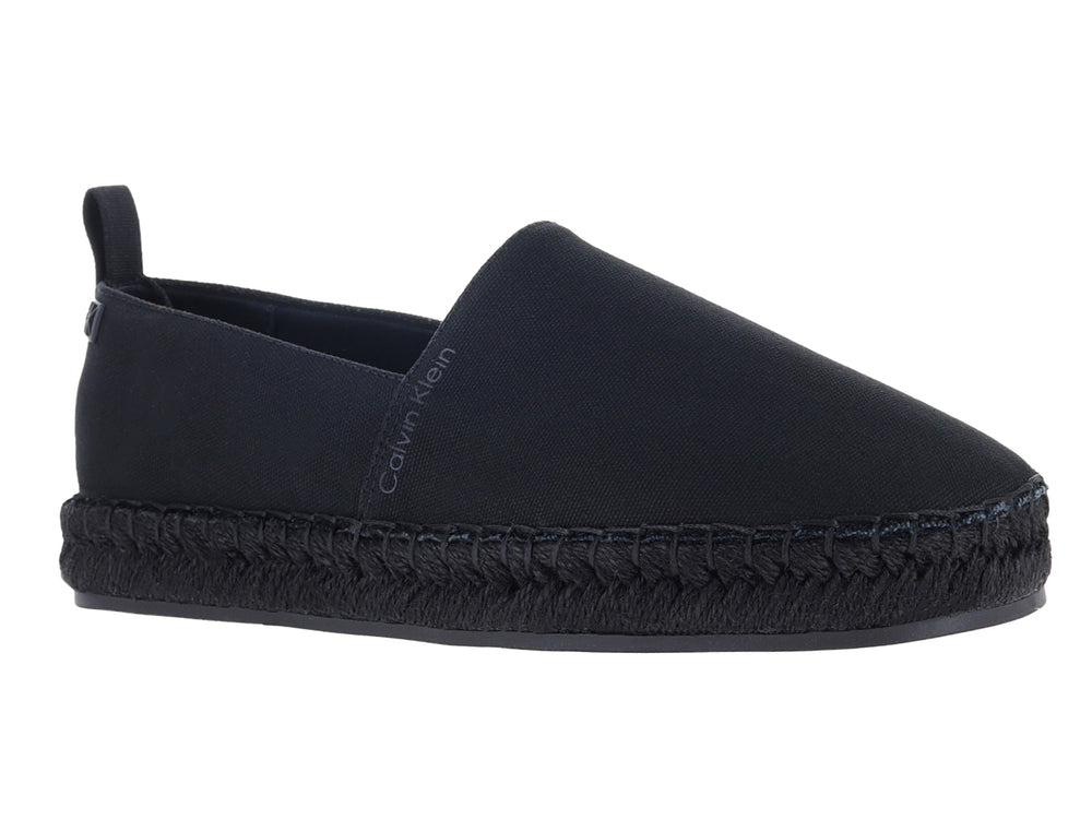 Alpargata Calvin Klein color negro con suela trenzada y diseño slip-on.
