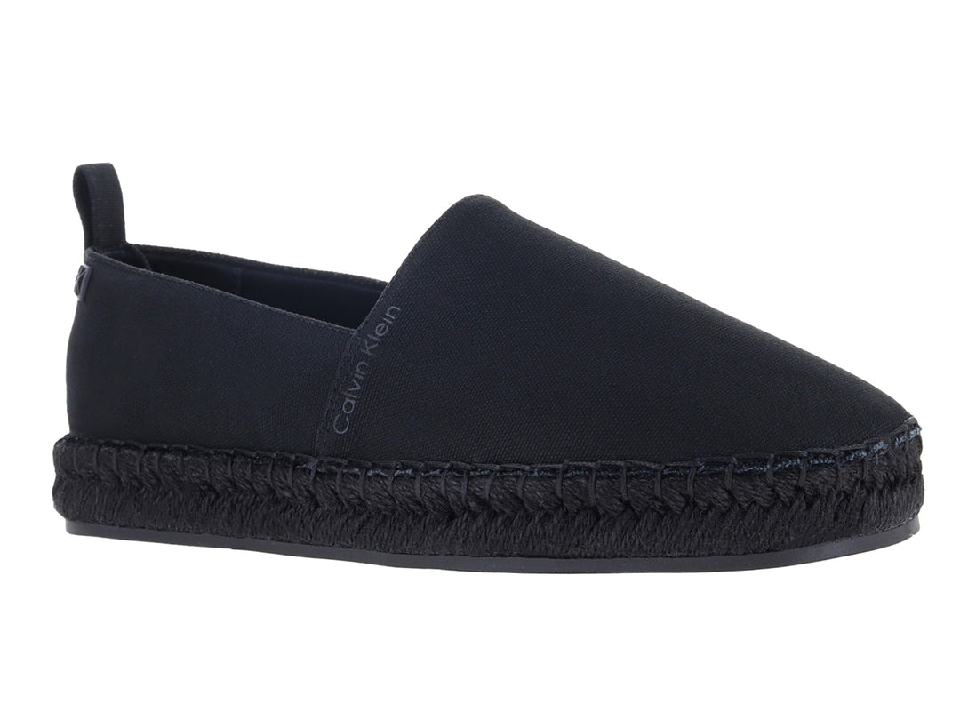 Alpargata Calvin Klein color negro con suela trenzada y diseño slip-on.