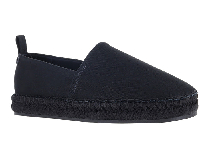 Alpargata Calvin Klein color negro con suela trenzada y diseño slip-on.