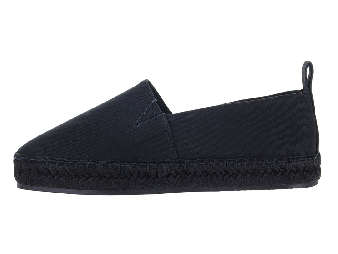 Alpargata Calvin Klein color negro con suela trenzada y diseño slip-on.