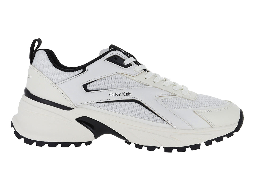 Tenis deportivos Calvin Klein color blanco con detalles y suela en color negro.