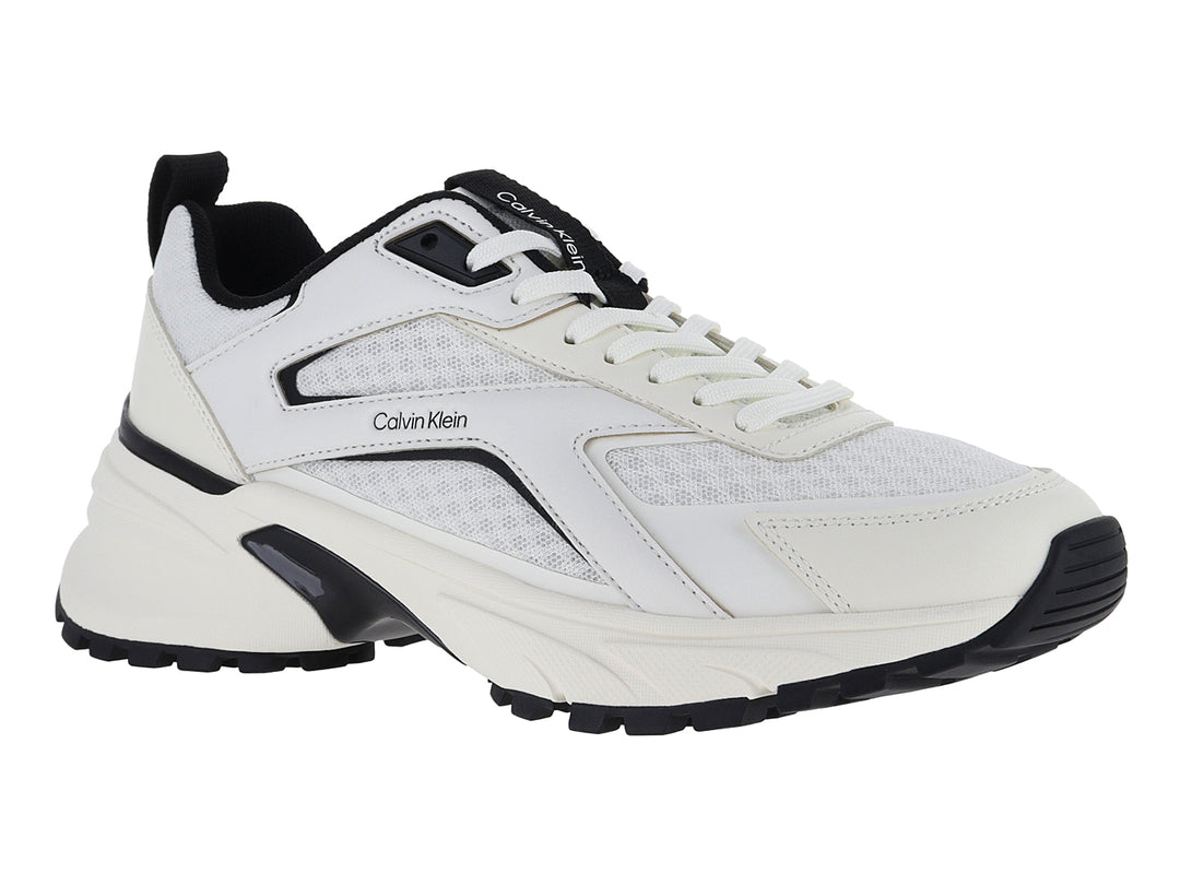 Tenis deportivos Calvin Klein color blanco con detalles y suela en color negro.