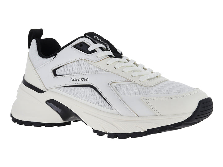 Tenis deportivos Calvin Klein color blanco con detalles y suela en color negro.