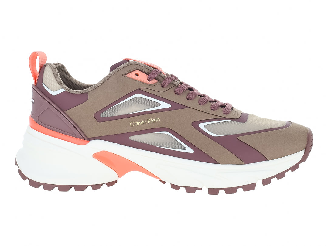 Tenis deportivos Calvin Klein color rosa y blanco con detalles en coral y suela gruesa.
