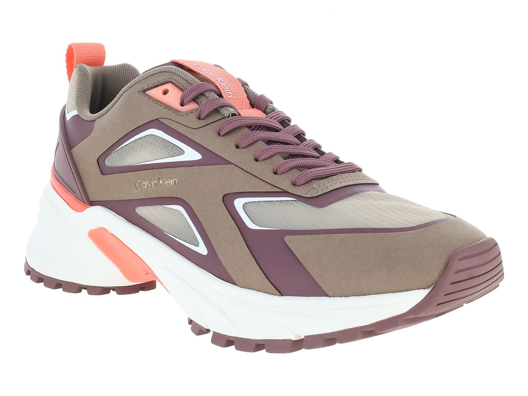 Tenis deportivos Calvin Klein color rosa y blanco con detalles en coral y suela gruesa.
