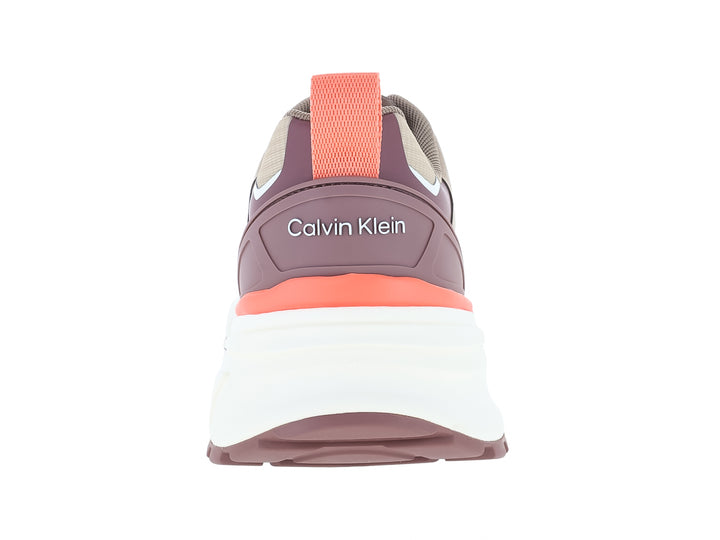Tenis deportivos Calvin Klein color rosa y blanco con detalles en coral y suela gruesa.