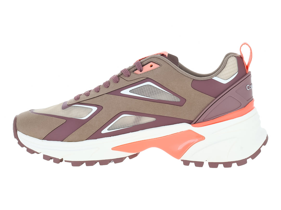 Tenis deportivos Calvin Klein color rosa y blanco con detalles en coral y suela gruesa.