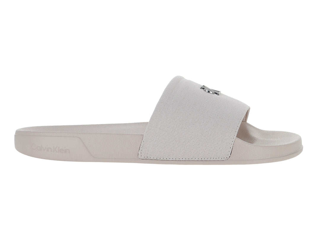 Sandalia de playa Calvin Klein color beige con correa de tela y suela plana.