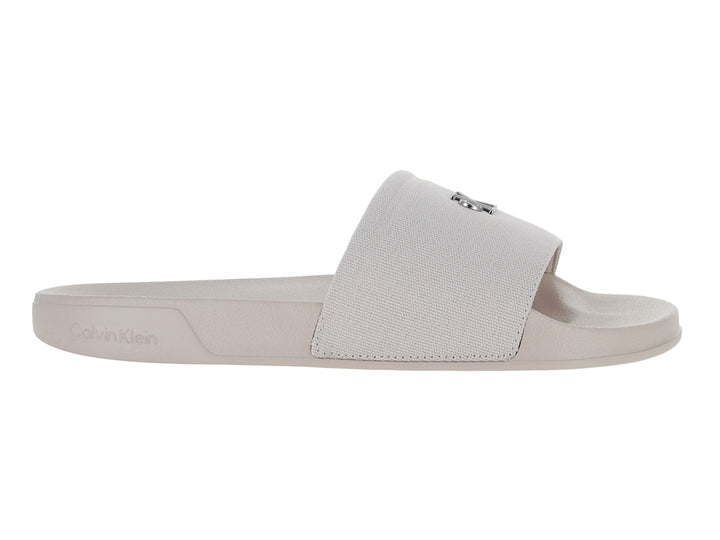 Sandalia de playa Calvin Klein color beige con correa de tela y suela plana.