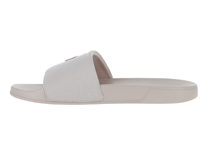 Sandalia de playa Calvin Klein color beige con correa de tela y suela plana.