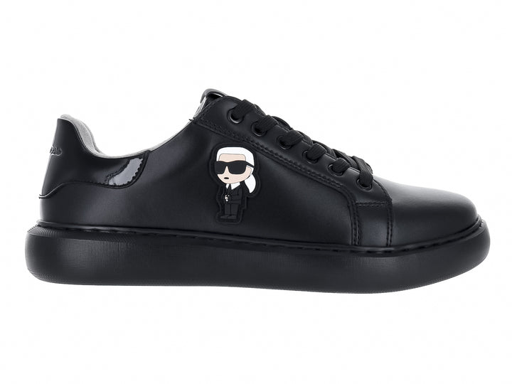 Tenis negros de cuero marca Karl Lagerfeld con detalle gráfico lateral y talón brillante.