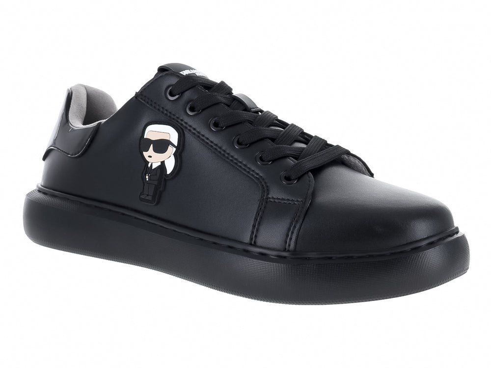Tenis negros de cuero marca Karl Lagerfeld con detalle gráfico lateral y talón brillante.