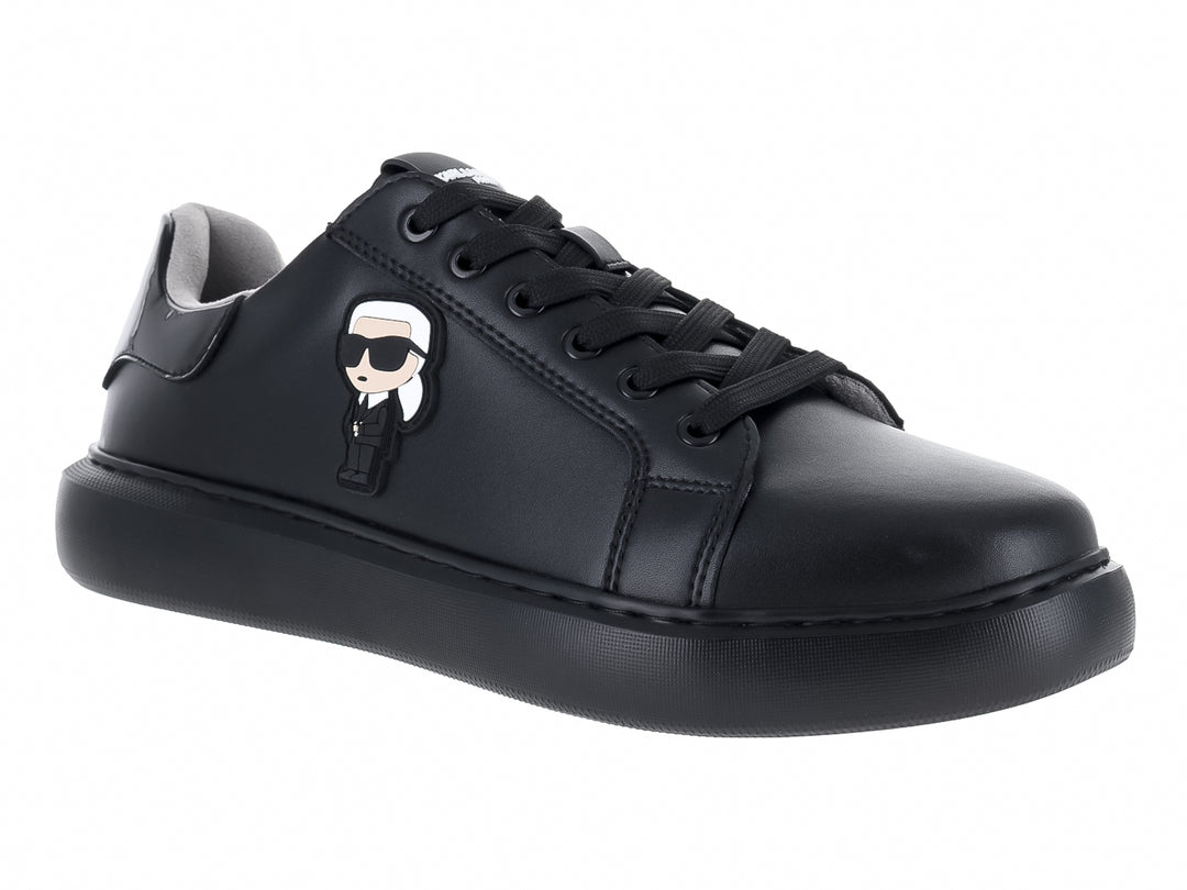 Tenis negros de cuero marca Karl Lagerfeld con detalle gráfico lateral y talón brillante.
