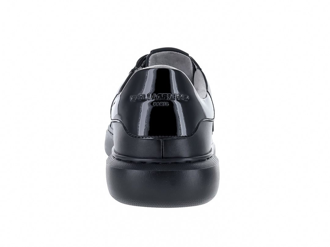 Tenis negros de cuero marca Karl Lagerfeld con detalle gráfico lateral y talón brillante.